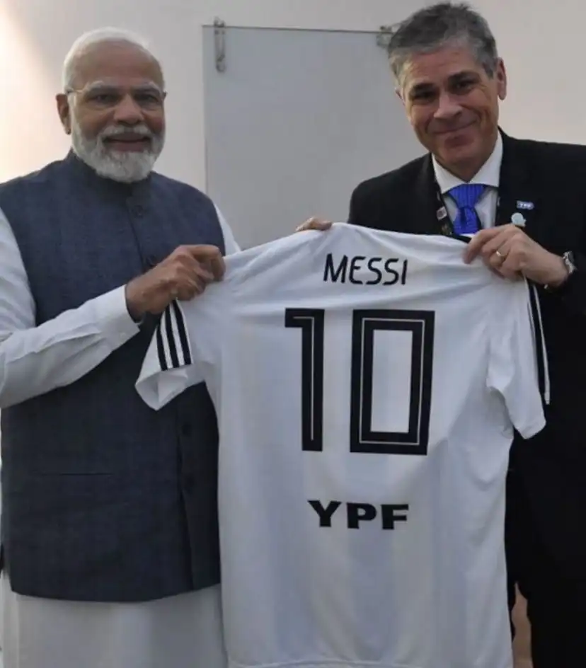 هدية ميسي لرئيس وزراء الهند