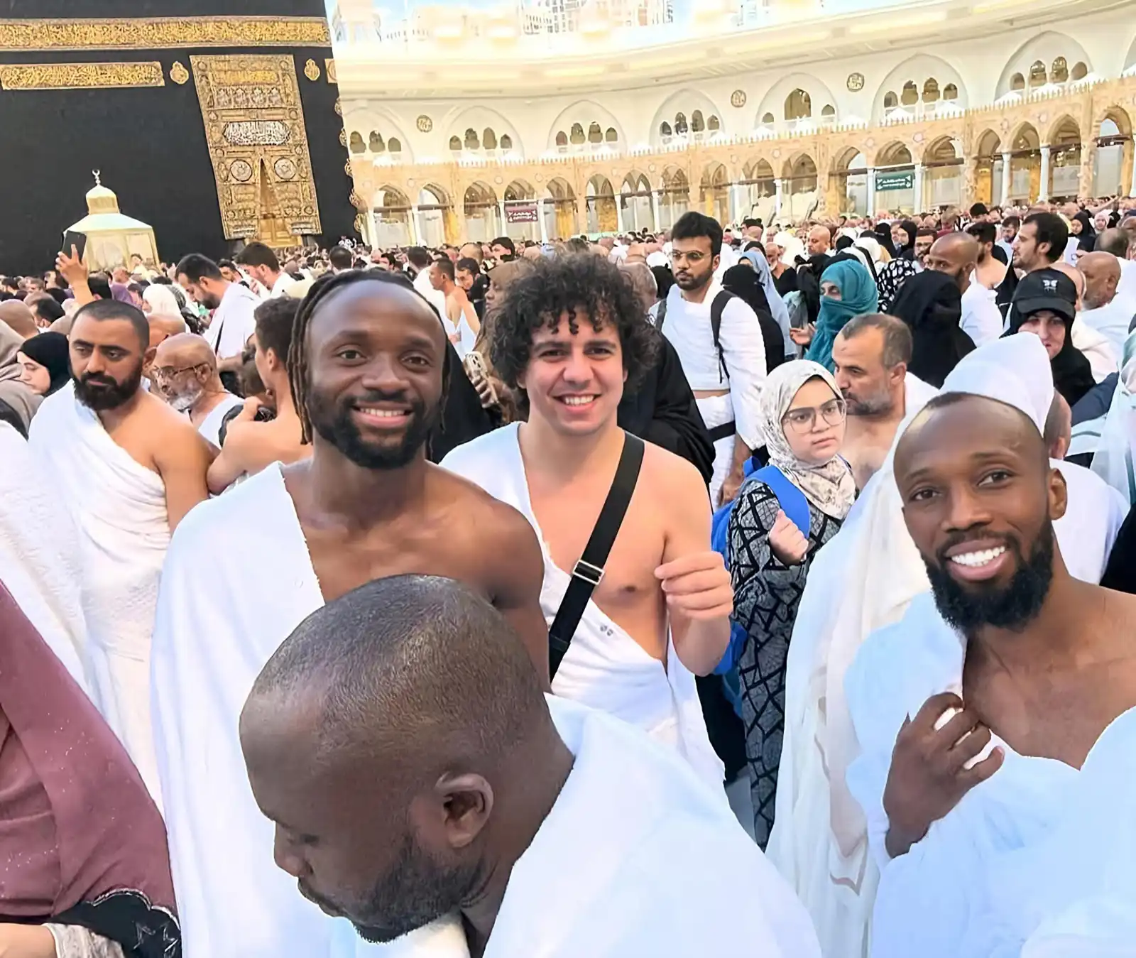 مايلي يؤدي مناسك العمرة