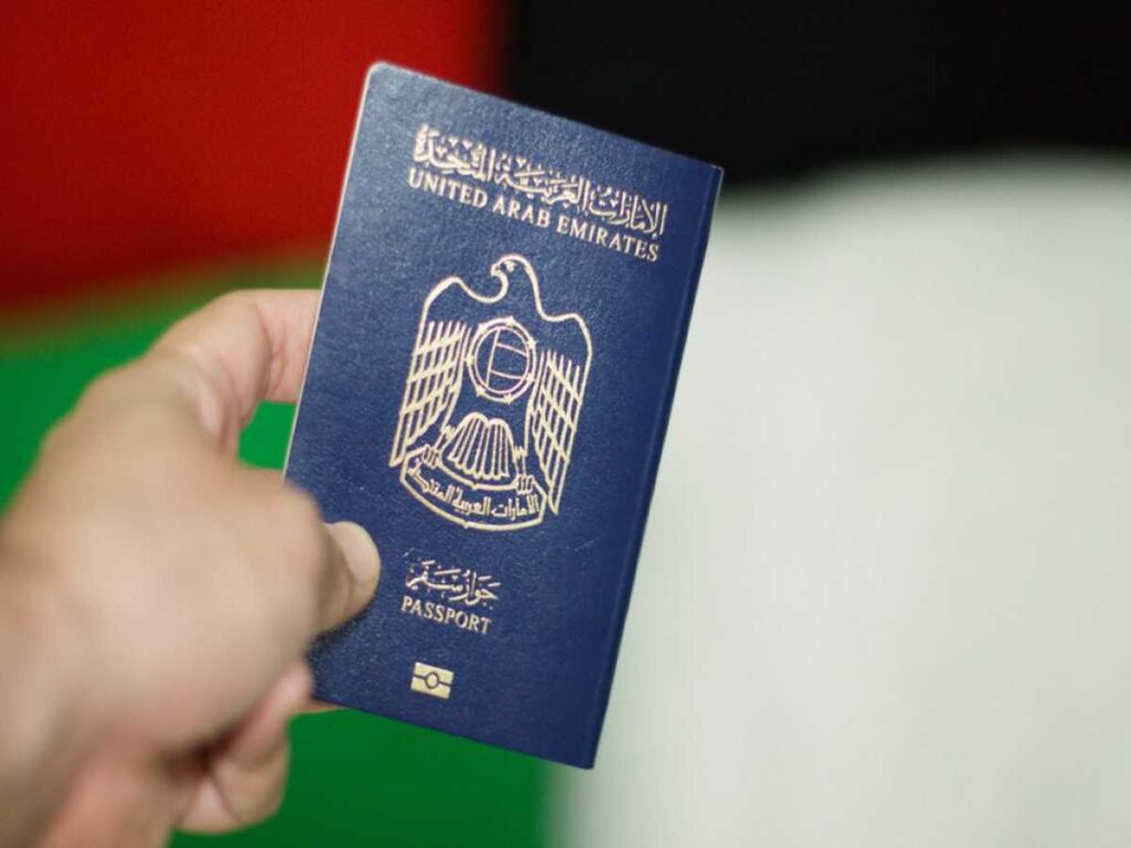 كم دولة للجواز الإماراتي بدون فيزا؟
