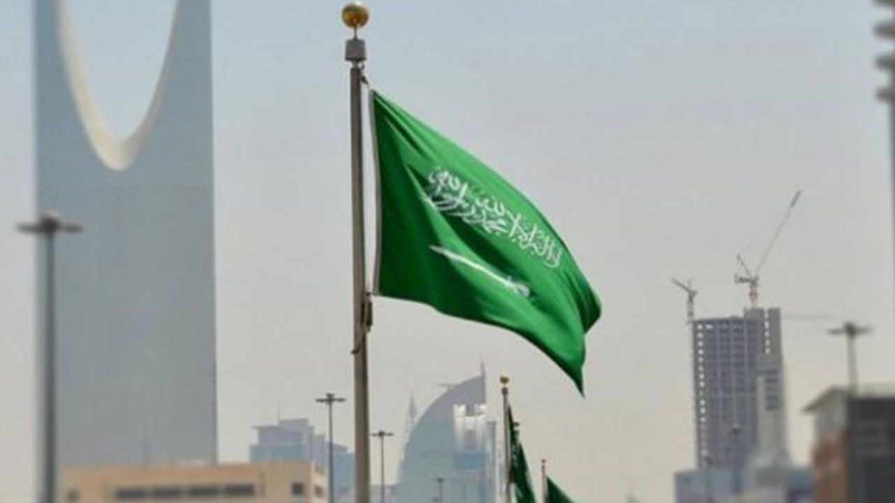 11 مارس يوم العلم.. مواصفات العَلم السعودي ودلالاته الرمزية