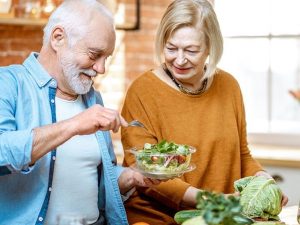 خطأ شائع في وجبات كبار السن يؤثر على صحتهم