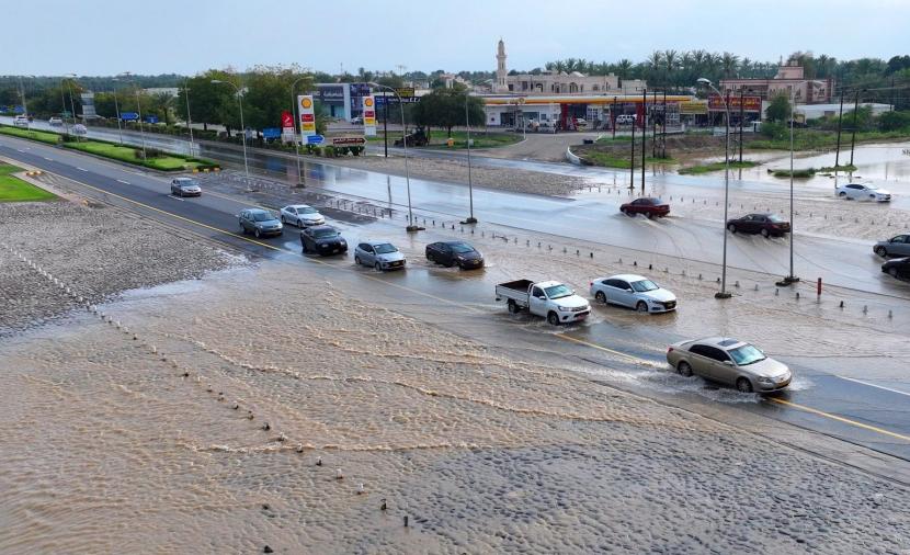 بالفيديو.. استمرار هطول أمطار متفاوتة الغزارة على عدد من الولايات