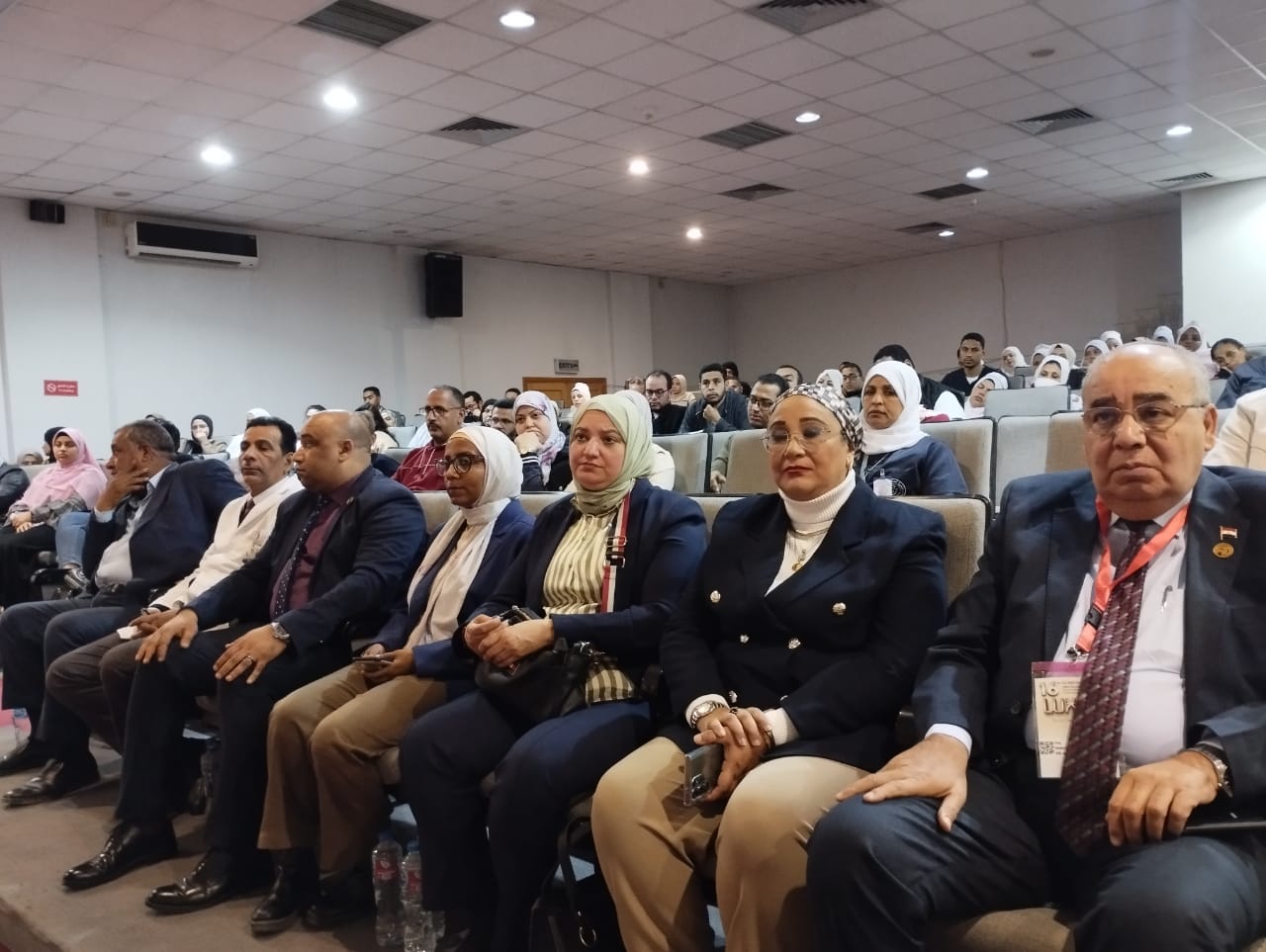 دكتور سمير شحاتة وأطباء الأورام خلال الندوة