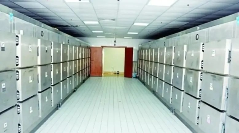 سهرة بالخمور وسط الموتى ماذا حدث داخل مشرحة أسوان بين عامل واثنين من اصدقائه 4 حادثة مشرحة أسوان
