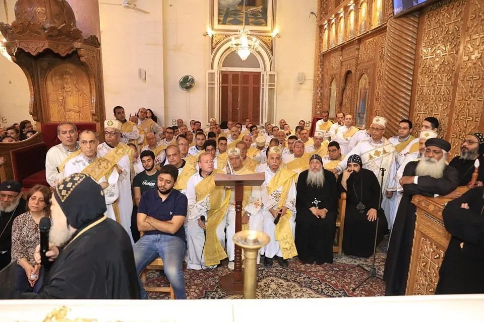 بالصور صلوات تجنيز القمص أرسانيوس موريس والآف الأقباط بسوهاج يودعونه بجنازة مهيبة 3 صلوات تجنيز القمص أرسانيوس موريس