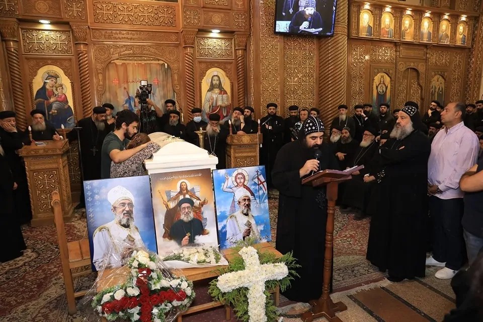 بالصور صلوات تجنيز القمص أرسانيوس موريس والآف الأقباط بسوهاج يودعونه بجنازة مهيبة 5 صلوات تجنيز القمص أرسانيوس موريس