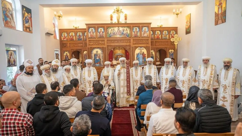 بالصور البابا تواضروس الثاني يدشن أول كنيسة قبطية في رومانيا بمشاركة 14أسقف 5 البابا تواضروس الثاني يدشن برومانيا