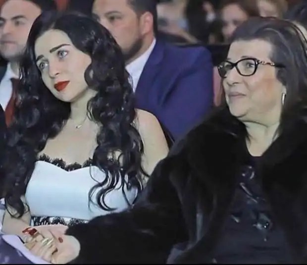 الفنانة مي عز الدين تتصدر التريند بسبب منشورها الأخير 4 رحيل والدة مي عز الدين