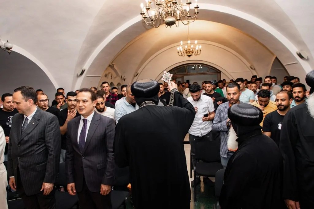 بالصور البابا تواضروس الثاني يلتقي مع أبناء الكنيسة القبطية في صربيا 3 البابا تواضروس الثاني