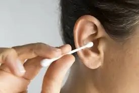 مخاطر استخدام أعواد القطن لتنظيف الأذن بعد تعرض فنانة شهيرة تتعرض لوعكة صحية 3 مخاطر استخدام أعواد القطن