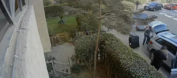 شاهد كاميرات تلتقط لحظة سرقة ملايين من فيلا نوال الدجوي فيديو تحت الفحص 4 سرقة فيلا نوال الدجوي