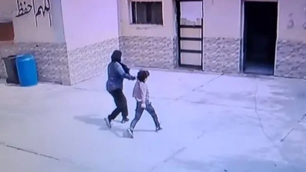 بالفيديو معلمة تتعدى على طالب يعاني من مرض السكر بمدرسة حدائق القبة علشان طلب دخول الحمام 2 معلمة تتعدى على طالب