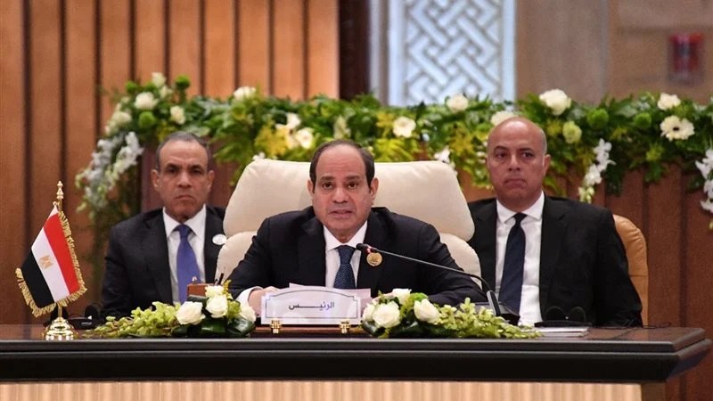 تصريح الرئيس السيسي خلال القمة الرابعة والثلاثين بالعراق بشان رفع العقوبات الأمريكية عن سوريا 2 الرئيس السيسي