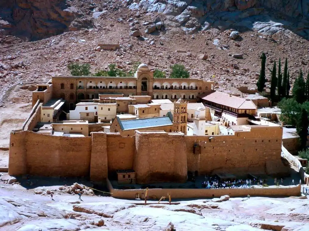 أزمة دير سانت كاترين وإيهاب رمزى يؤكد الرئيس السيسى طمأن الرهبان بأن الأزمة ستحل بتقنين الأوضاع 4 دير سانت كاترين