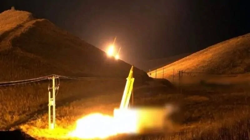 بالصور ليلة مميتة في إسرائيل هجوم على تل أبيب بالمسيرات 5 إيران تطلق الصواريخ باتجاه إسرائيل
