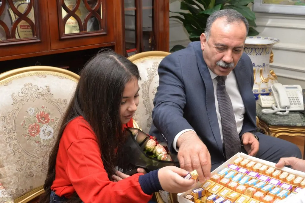 بالصور تكريم الطالبة أنجلينا عماد من محافظ أسيوط ومنحها درع المسئولية المجتمعية 3 الطالبة أنجلينا عماد