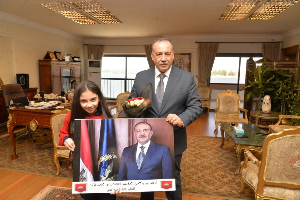 بالصور تكريم الطالبة أنجلينا عماد من محافظ أسيوط ومنحها درع المسئولية المجتمعية 5 الطالبة أنجلينا عماد