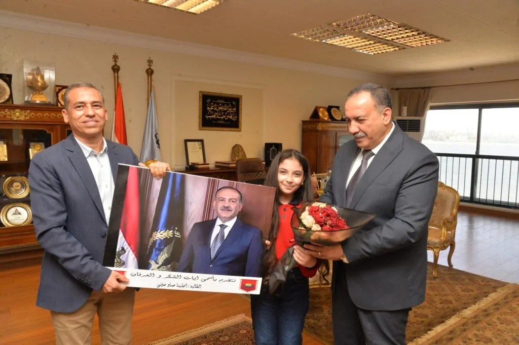 بالصور تكريم الطالبة أنجلينا عماد من محافظ أسيوط ومنحها درع المسئولية المجتمعية 4 الطالبة أنجلينا عماد