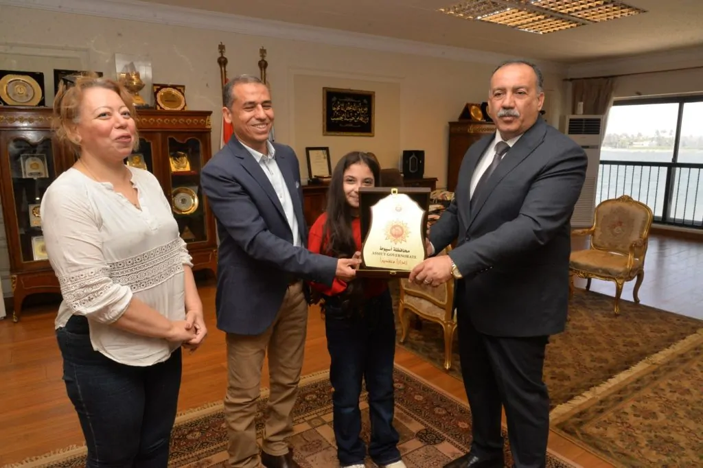 بالصور تكريم الطالبة أنجلينا عماد من محافظ أسيوط ومنحها درع المسئولية المجتمعية 6 الطالبة أنجلينا عماد