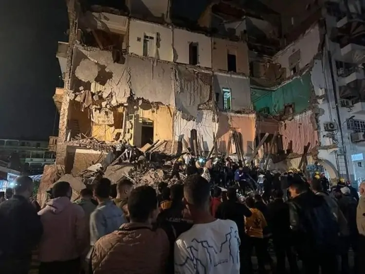 عاجل إنهيار مفاجئ لـ عقار من 5 طوابق وجهود مستمرة لإنقاذ السكان من تحت الأنقاض 4 قوات الإنقاذ
