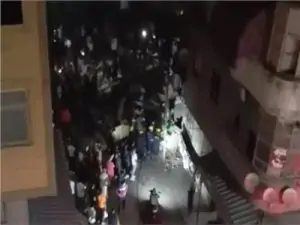 عاجل إنهيار مفاجئ لـ عقار من 5 طوابق وجهود مستمرة لإنقاذ السكان من تحت الأنقاض 3 تدخل الأهالي لإنقاذ سكان عقار منهار