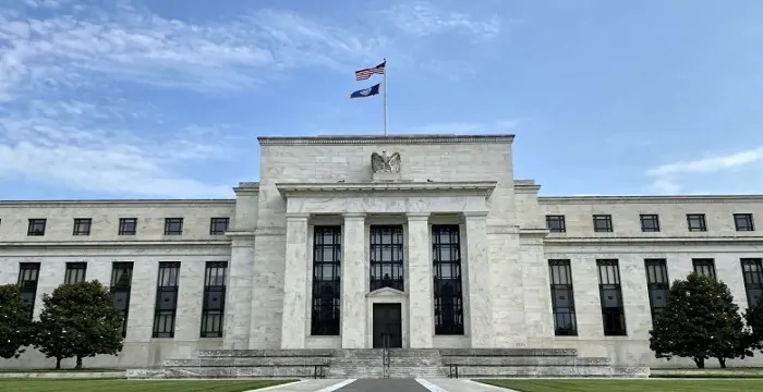 من جديد الفيدرالي الأمريكي يتحدى دونالد ترامب ويثبت سعر الفائدة 4 أسباب قرار الفيدرالي