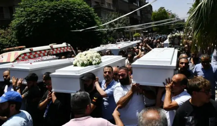 بالفيديو موكب جنائزي مهيب لشهداء تفجير كنيسة مار إلياس بدمشق دم المسيحي غالي 5 شهداء كنيسة مار إلياس
