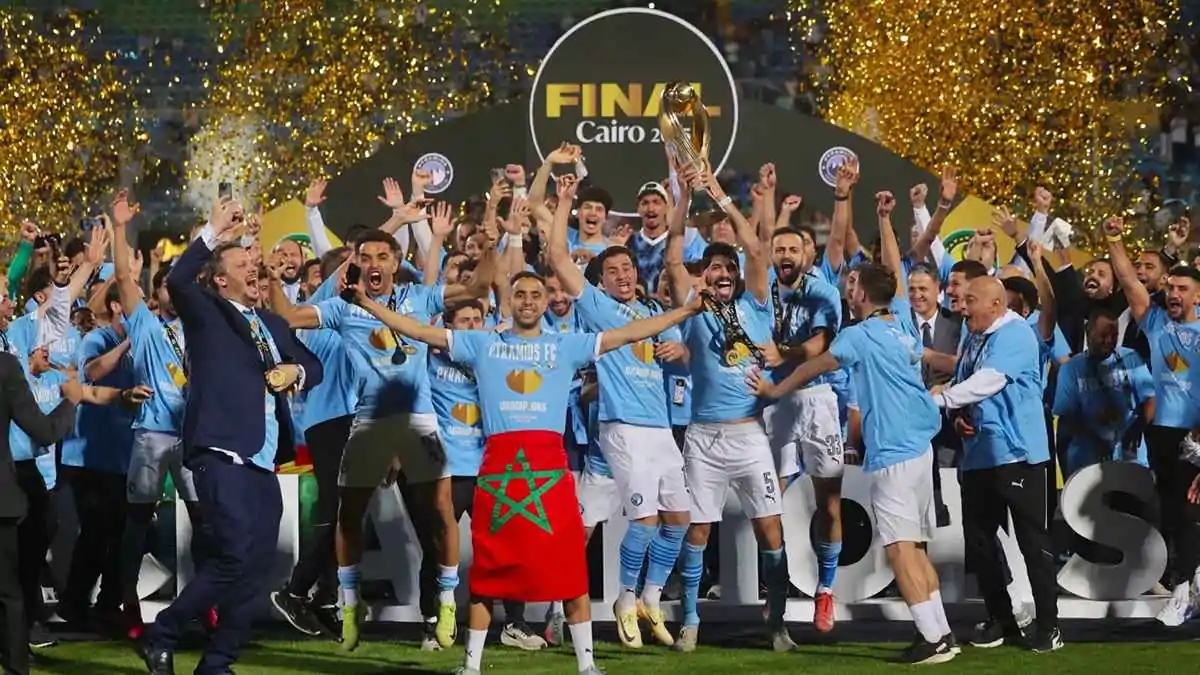 الكل مرضي لأبطال الكرة المصرية الدوري للأهلي وإفريقيا لبيراميدز والزمالك يتوج بكأس مصر 3 فوز بيراميدز بدوري الأبطال
