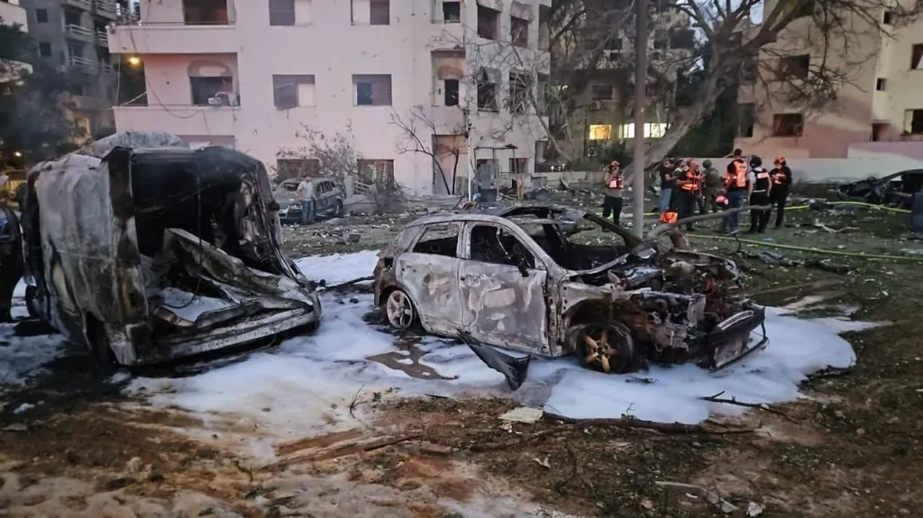 اللقطات الأولى لهجوم إيران الواسع بـ 100 صاروخ على إسرائيل ومصابين ومفقودون تحت الأنقاض 2 مفقودين تحت أنقاض المباني التي تضررت بفعل صواريخ إيران