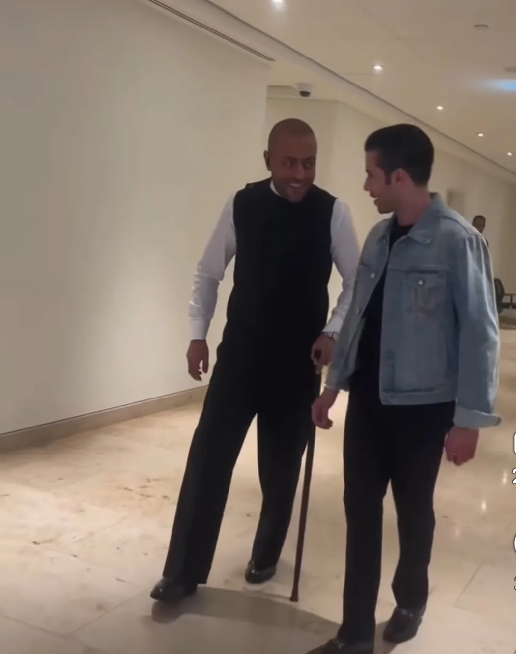بالصور تامر عاشور يظهر مستندا على عصا في حفلة الكويت ماذا حدث له 2 ظهور استثنائي لـ تامر عاشور
