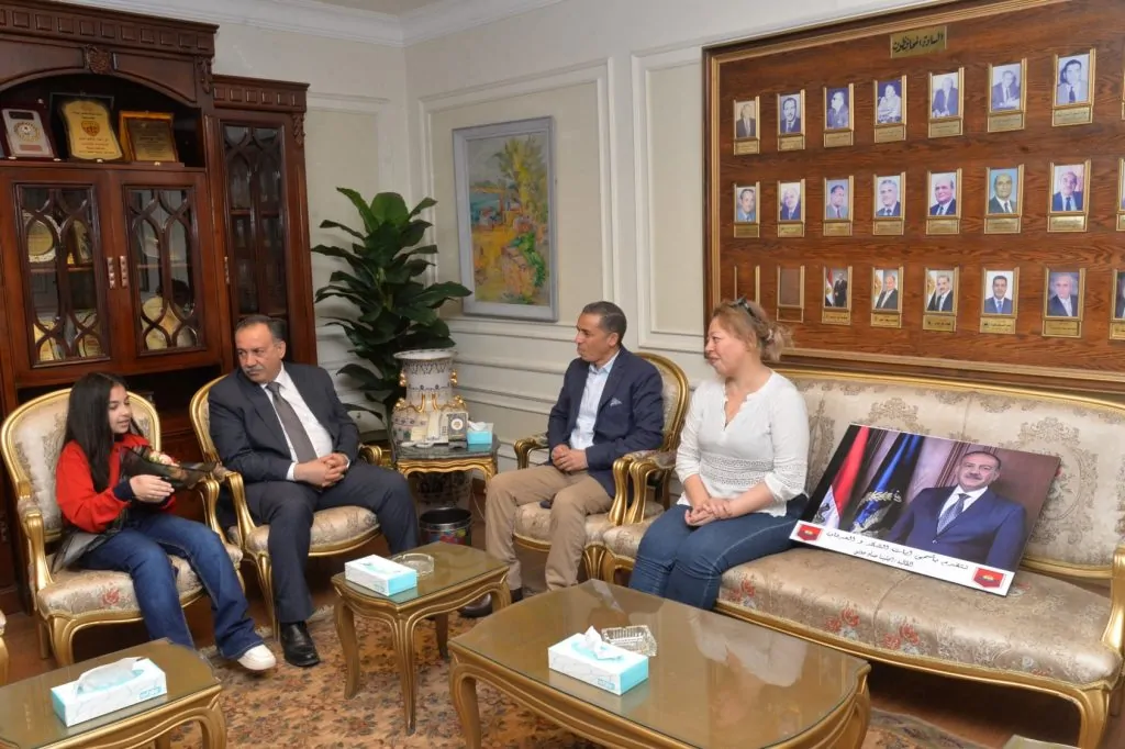 بالصور تكريم الطالبة أنجلينا عماد من محافظ أسيوط ومنحها درع المسئولية المجتمعية 2 الطالبة أنجلينا عماد