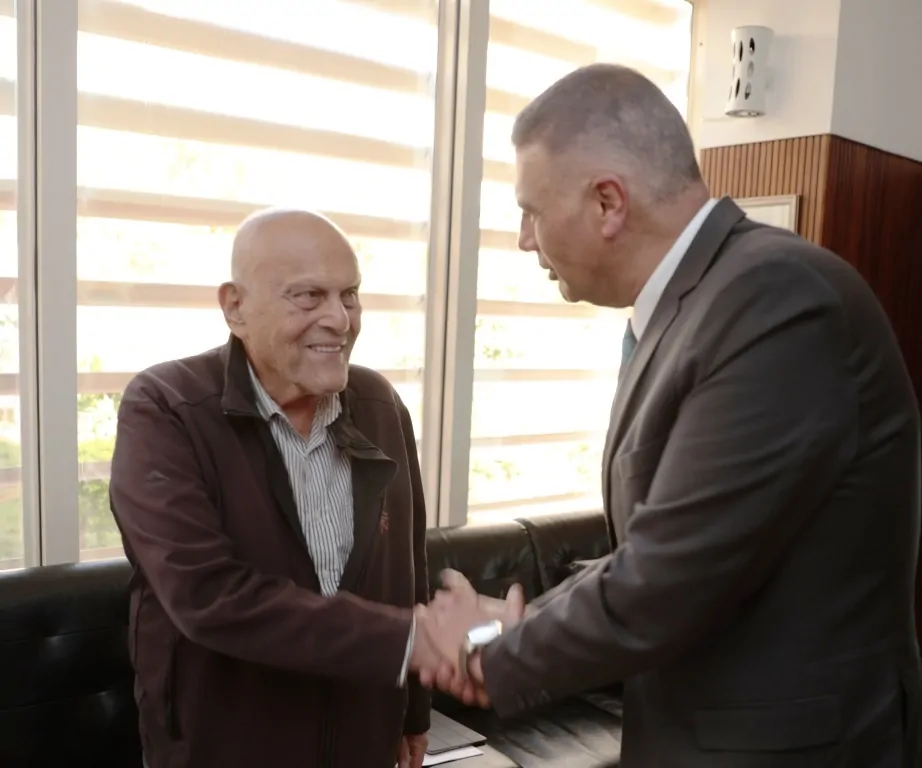 بالصور محافظ أسوان يهدي مفتاح المدينة للدكتور مجدي يعقوب ويطلق اسمه على محور بديل الخزان 2 محافظ أسوان يكرم لدكتور مجدي يعقوب