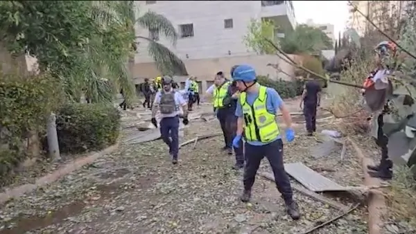 شاهد ما فعلته صواريخ إيران بمبنى السفارة الأمريكية بتل أبيب 2 صواريخ إيران تتسبب باضرار بمبنى السفارة الأمريكية