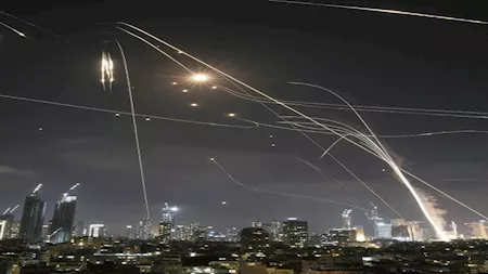 شاهد ما فعلته صواريخ إيران بمبنى السفارة الأمريكية بتل أبيب 3 صواريخ إيران