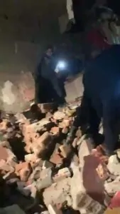 عاجل إنهيار مفاجئ لـ عقار من 5 طوابق وجهود مستمرة لإنقاذ السكان من تحت الأنقاض 2 انهيار منزل