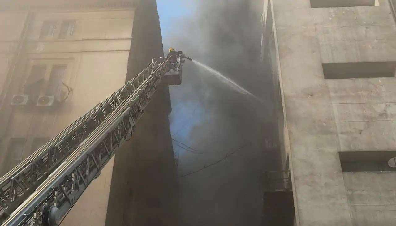 عاجل تجدد حريق سنترال رمسيس النيران تشتعل مجددًا بعد 3 أيام من السيطرة 4 حريق سنترال رمسيس
