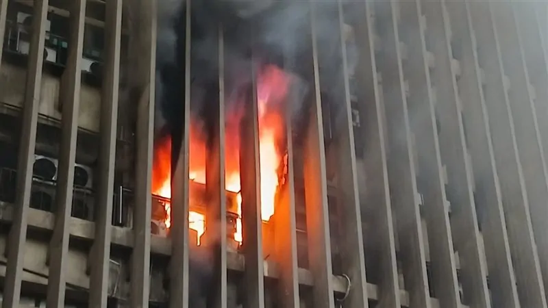 السيطرة على حريق جديد بسنترال رمسيس في الطابق الأخير 3 سنترل رمسيس