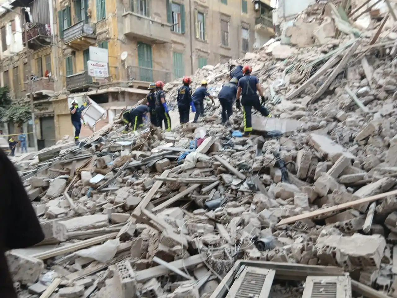 ارتفاع حصيلة ضحايا انهيار عقار العطارين بالإسكندرية وتوجيه بالتعامل الفوري 3 انهيار عقار العطارين بالإسكندرية