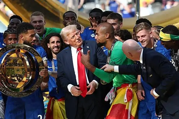 عقب تتويج تشيلسي ببطولة كأس العالم للأندية صور ترصد موقف غريب لترامب 4 ترامب أثناء تتويج تشيلسي