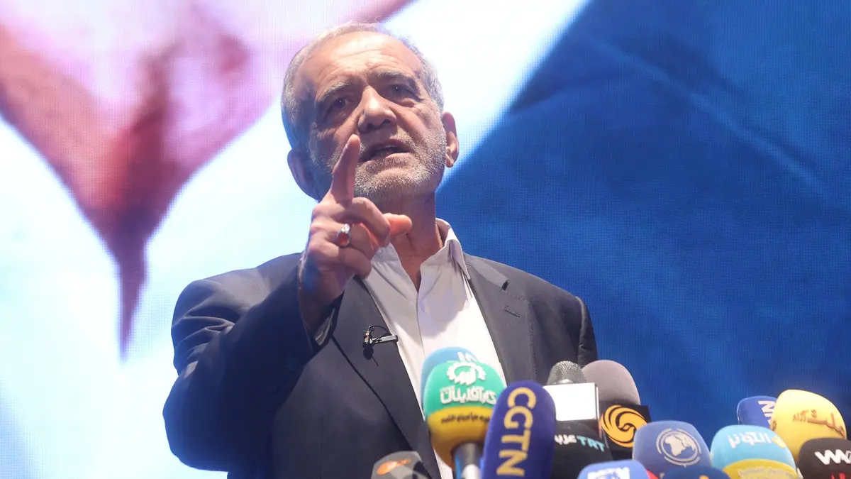 الإعلامي توفيق عكاشة يوضح تفاصيل حالة الرئيس الإيراني الصحية بعد محاولة استهدافه 5 الرئيس الإيراني