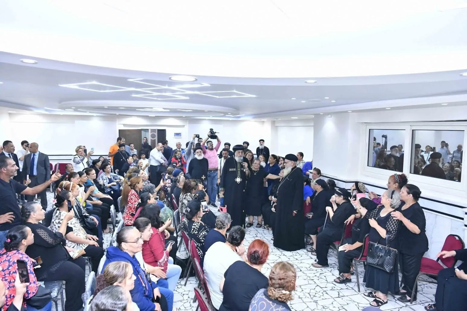 البابا تواضروس يلقي عظته الأسبوعية من غيط العنب ويعطي دروس روحية في اليقظة والمحبة 4 ترحيب من الكهنة وشكر من البابا تواضروس للمحبين