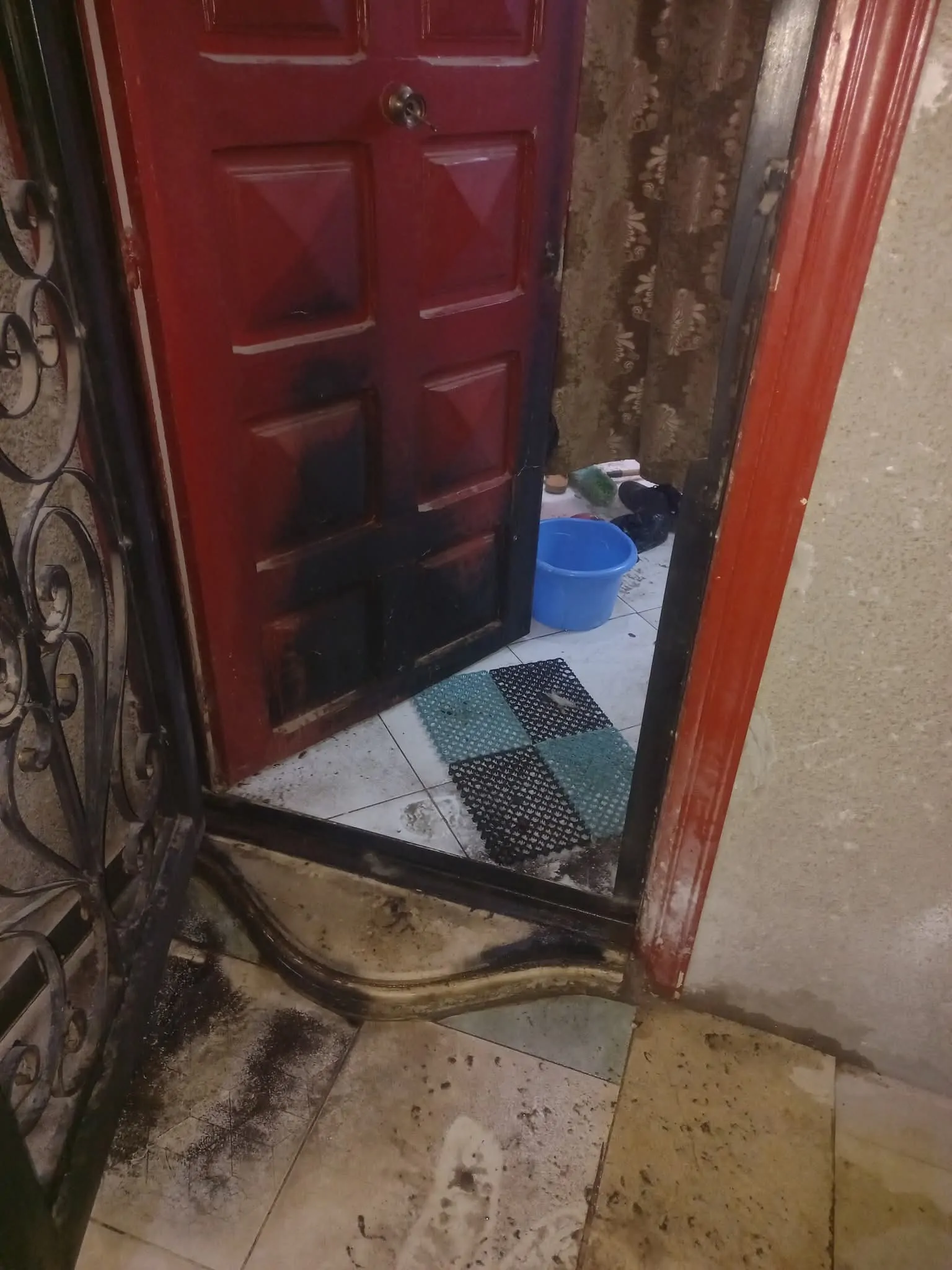 بالصور استغاثة مهندس قبطي بعدما تعرض هو وأسرته لمحاولة انهاء حياتهم من جيرانه حاولوا إحراق شقتي بالجيزة ولم يتم اتخاذ إجراء ضدهم 4 استغاثة مهندس قبطي