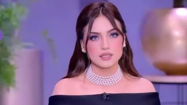 المذيعة ياسمين عز