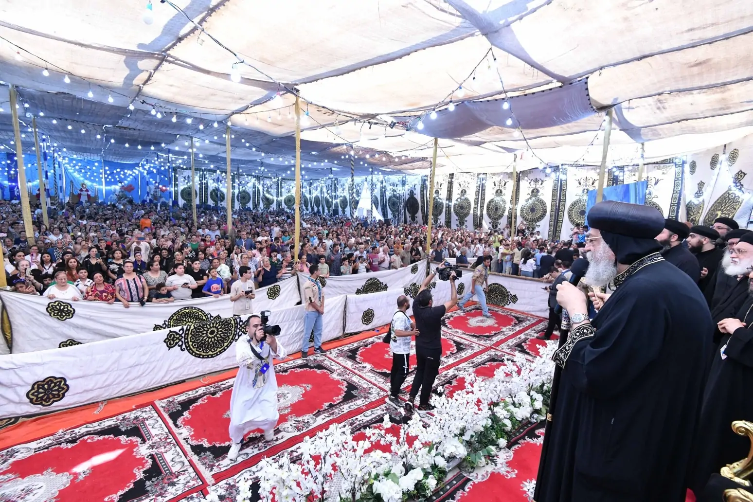 الآلاف يستقبلون البابا تواضروس الثاني