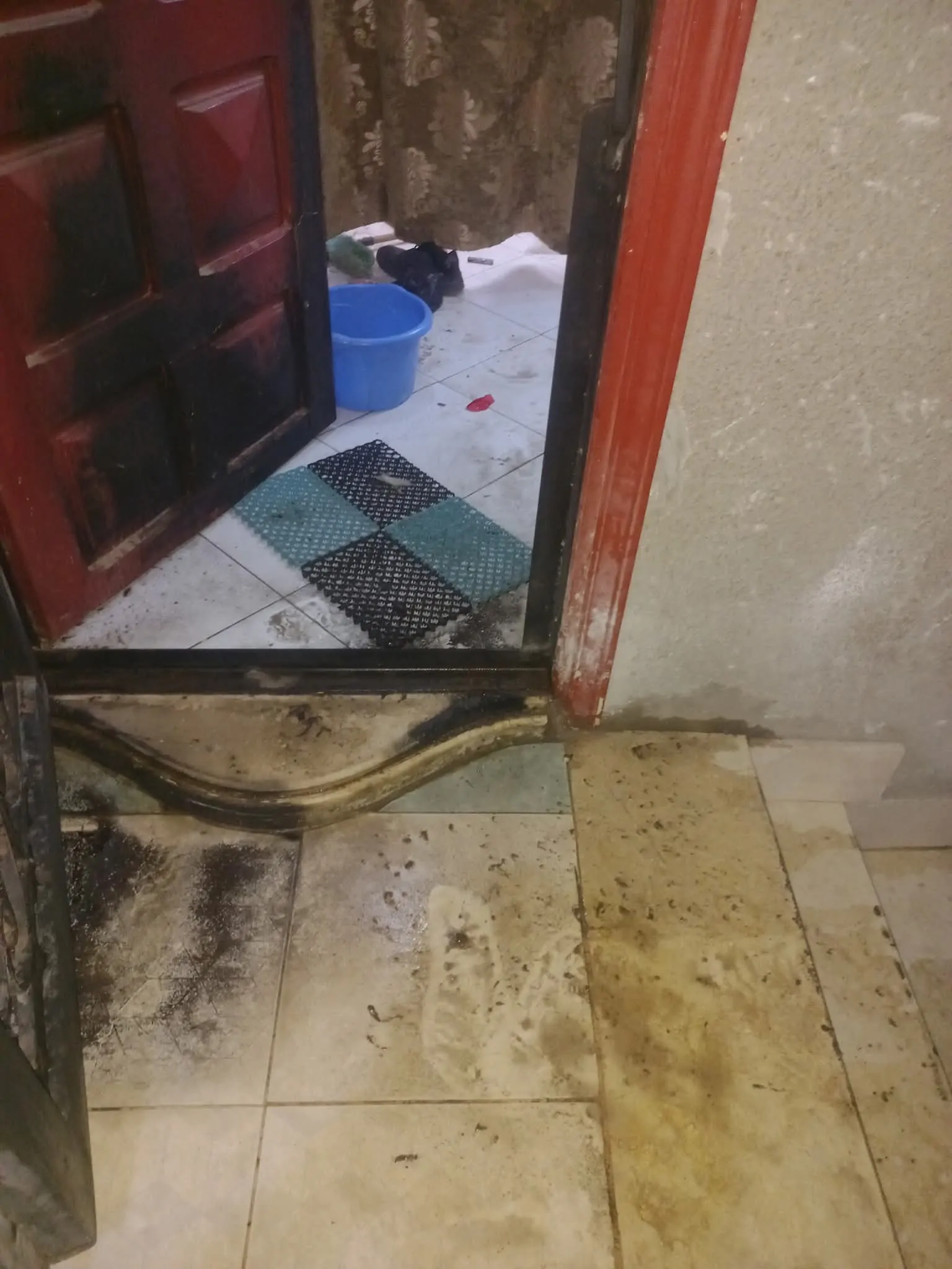 بالصور استغاثة مهندس قبطي بعدما تعرض هو وأسرته لمحاولة انهاء حياتهم من جيرانه حاولوا إحراق شقتي بالجيزة ولم يتم اتخاذ إجراء ضدهم 3 استغاثة مهندس قبطي