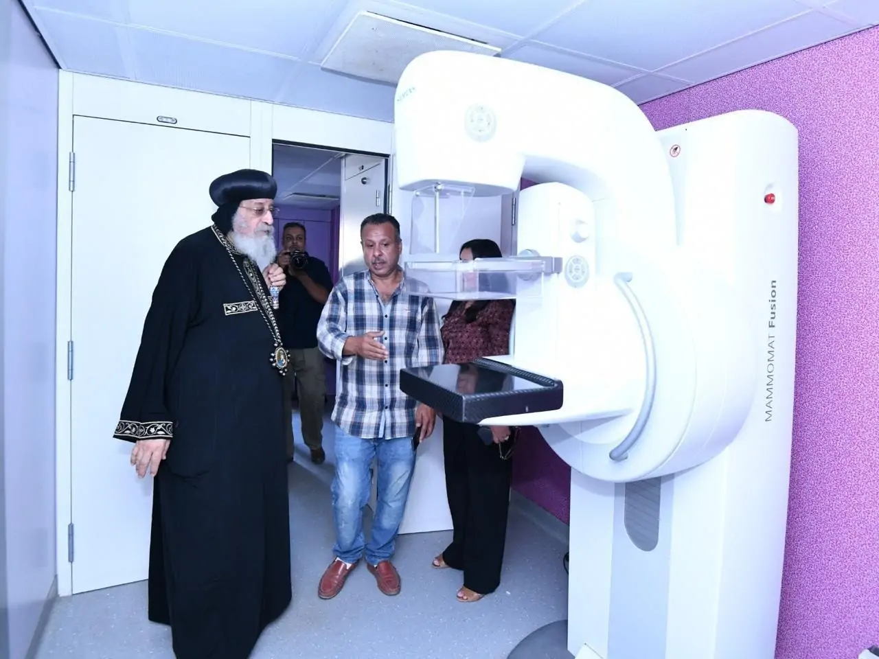 بالصور تفاصيل افتتاح البابا تواضروس للقافلة الطبية لعيادات كيمي التابعة للمكتب البابوي للمشروعات 2 افتتاح البابا تواضروس للقافلة الطبية