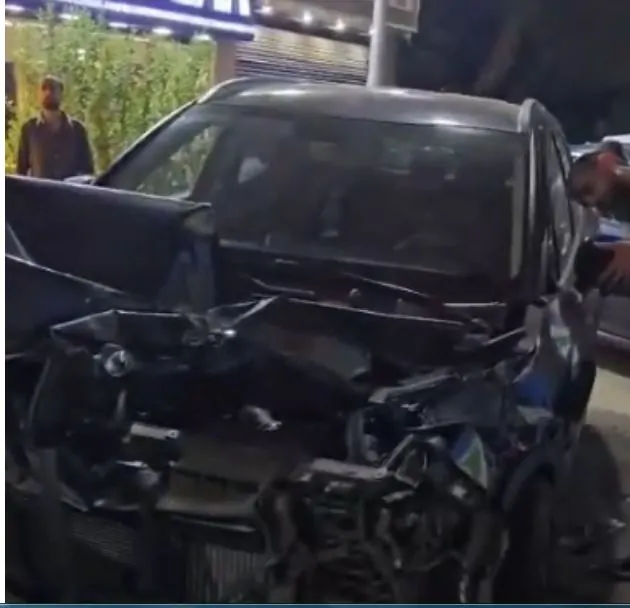 بالصور حادث مروّع سائق أتوبيس يقتحم معرض سيارات ويحطم 7 مركبات جديدة 2 حادث تصادم