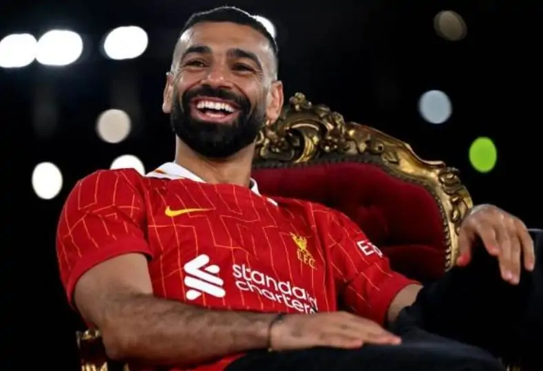 مشجع يفاجئ محمد صلاح بهدية إستثنائية في اليابان 5 صلاح يكمل رحلته مع ليفربول