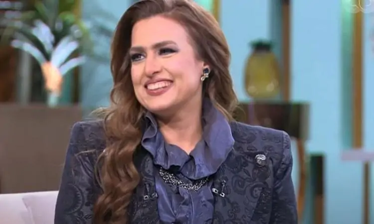 الفنانة سيمون