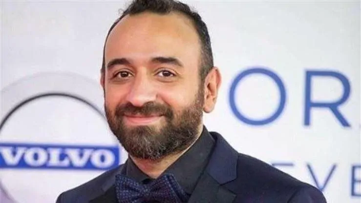 عمرو سلامة يدافع عن البلوجر محمد عبدالعاطي بعد قرار حبسه حبسوه علشان بيتكلم بلغة الشباب 3 المخرج عمرو سلامة